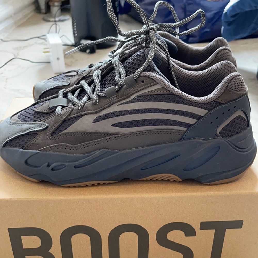 Adidas Yeezy Boost 700 V2